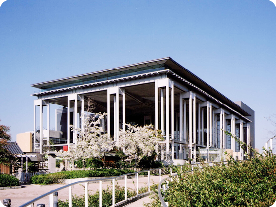 南海波切ホールの外観